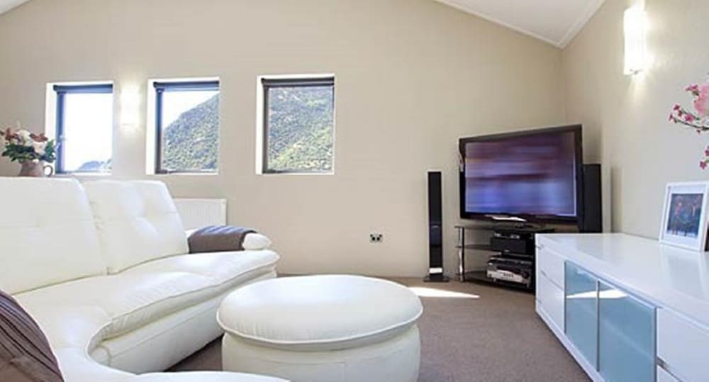 Coronet Apartment photo 2
