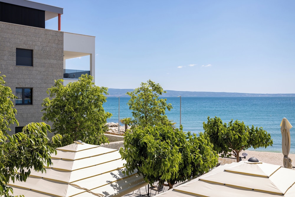 Standard Apartment, Partial Sea View, Beachfront photo 2