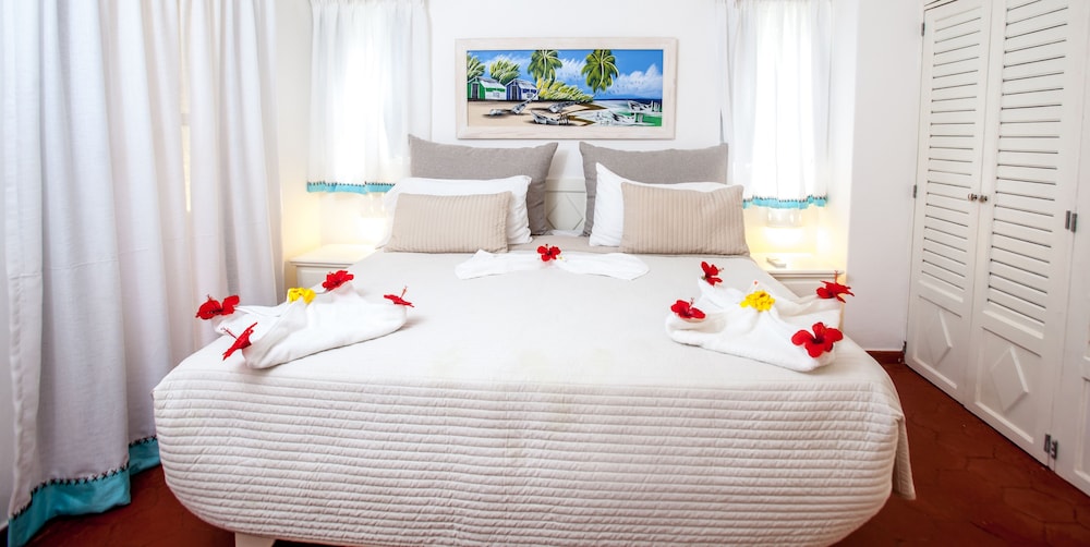 Los Corales Club House Economy Studio