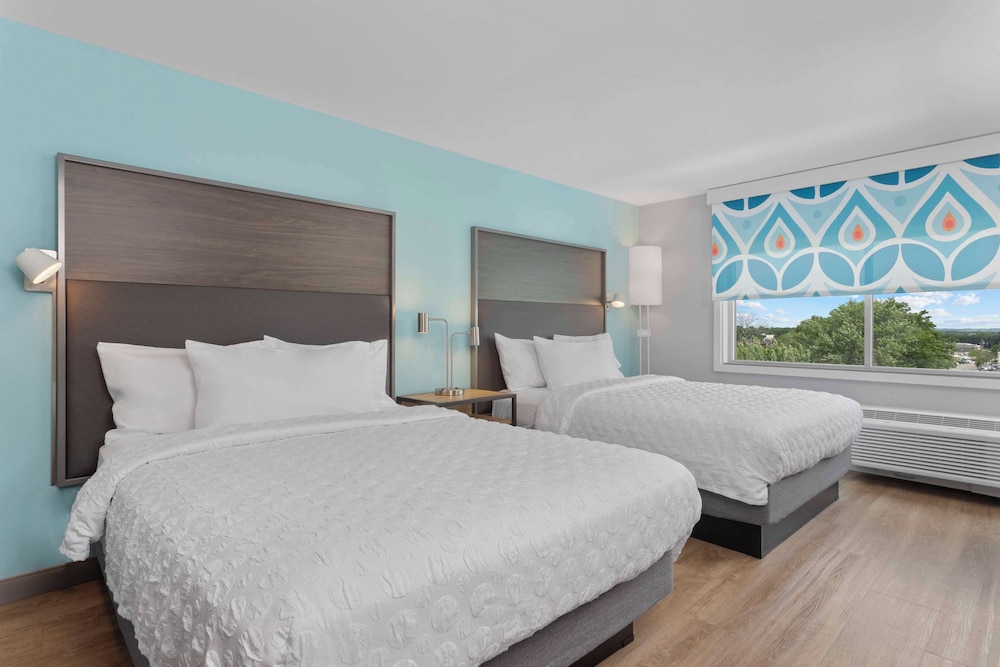 Room, 2 Queen Beds, Accessible, Bathtub photo 3