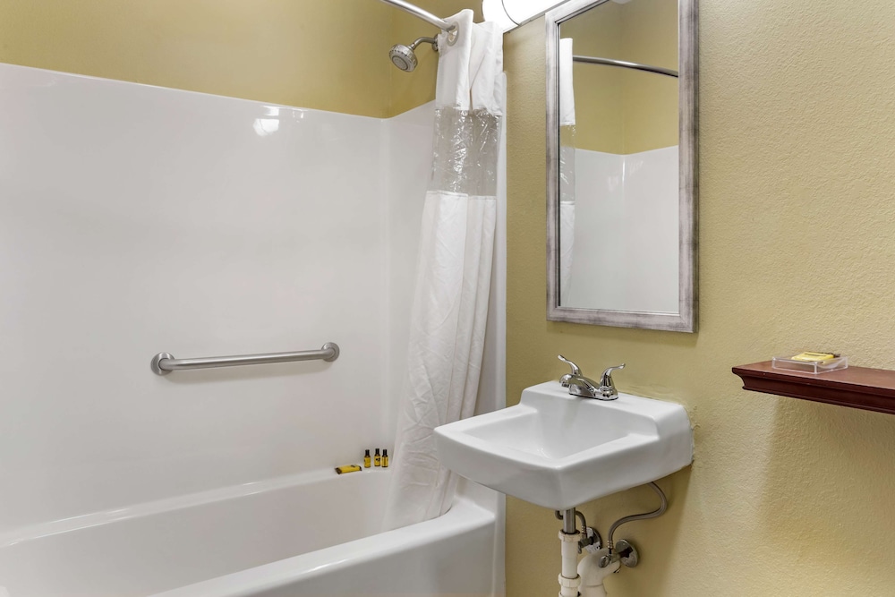 Standard Room, 1 Double Bed, Accessible, Bathtub