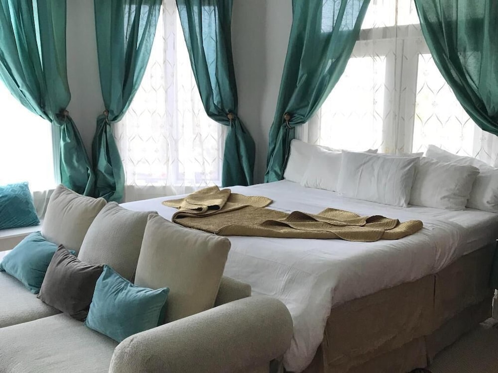 M Suite - Castle Suite, 1 King Bed, walk-in shower, 1st Floor