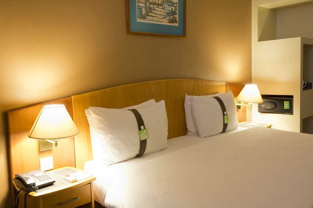 Premium Room, 1 King Bed, Smoking - Photo 2