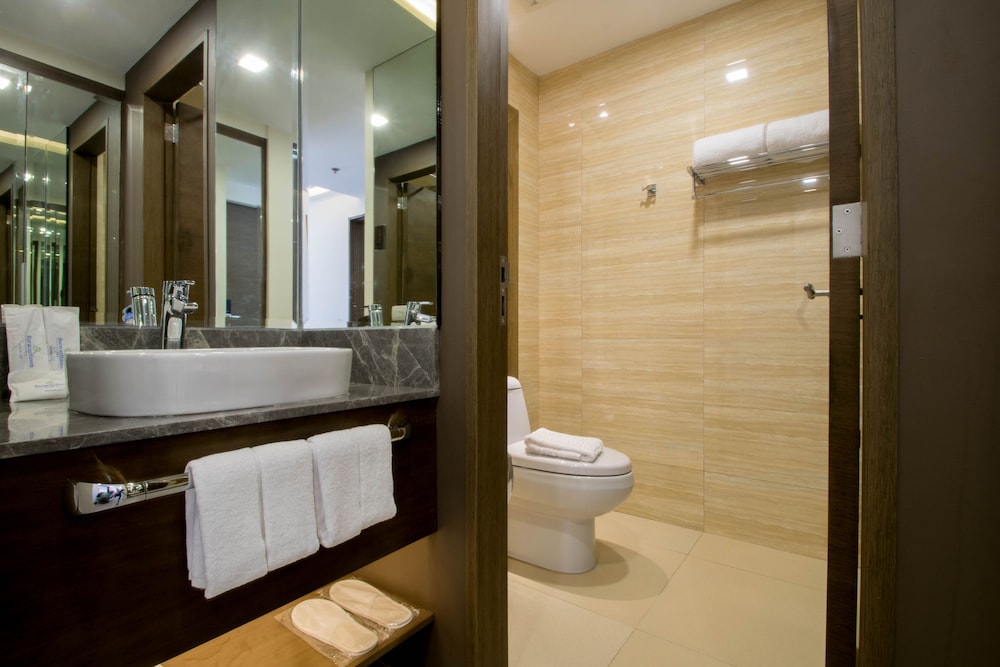 Deluxe Room with Pool View photo 2