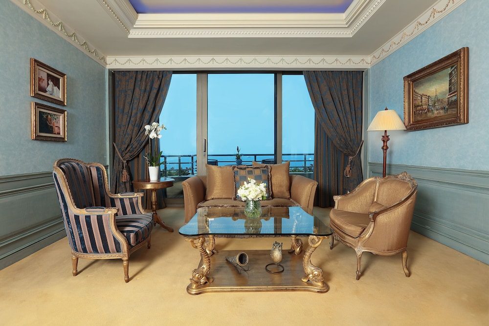 Royal Suite, 1 King Bed - Photo 2