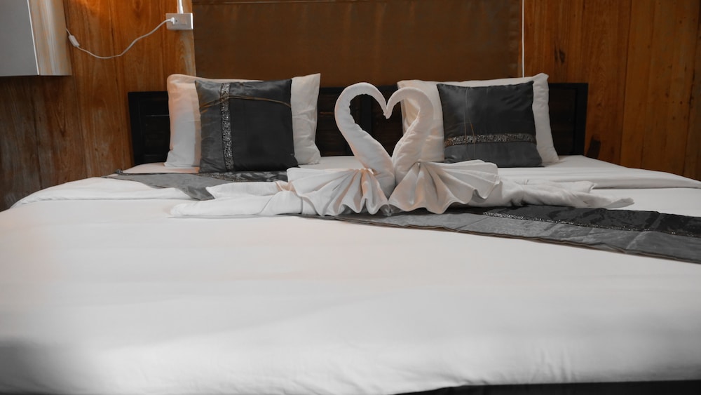 Deluxe Double Room with Sofa Bed - Photo 7