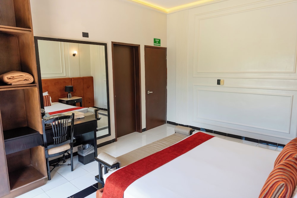 Standard Room, 1 King Bed, Garden View photo 3