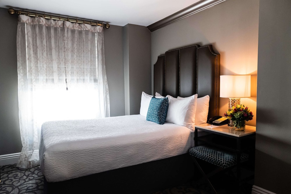 Deluxe Room, 1 Queen Bed, Accessible Bathtub - Photo 2