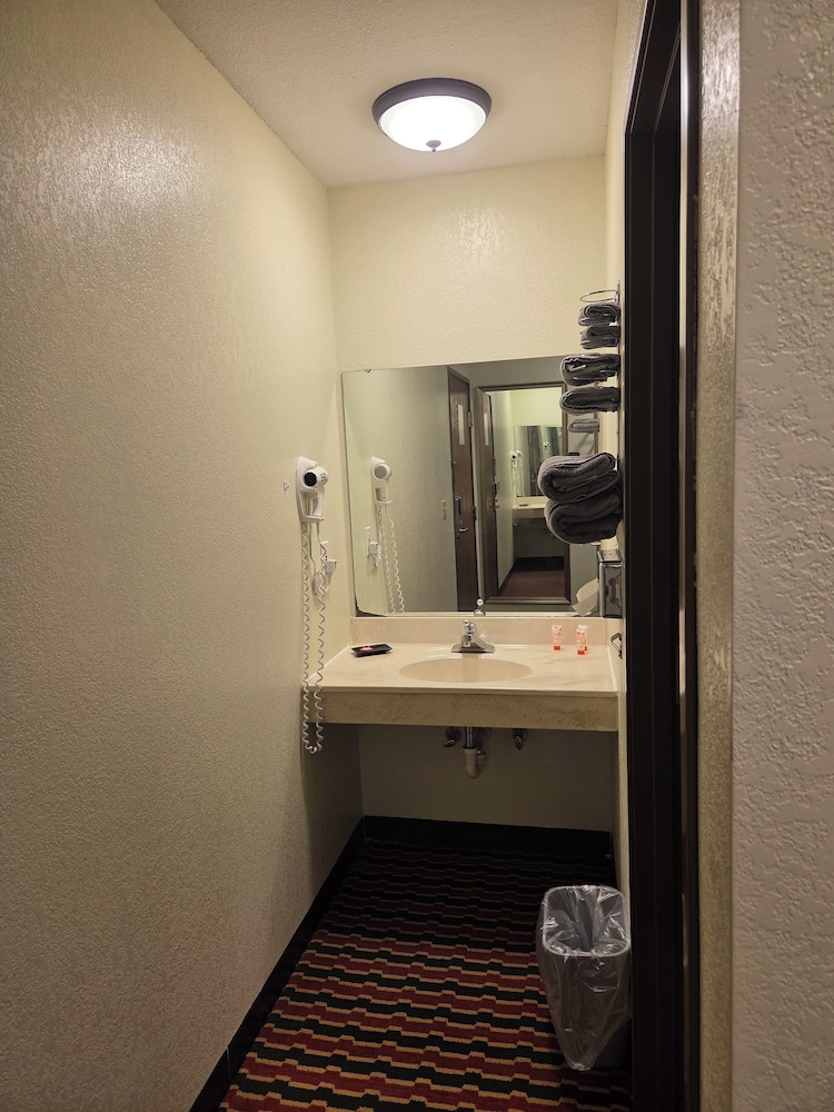 Basic Room, 2 Queen Beds, Bathtub Grab Bars photo 3