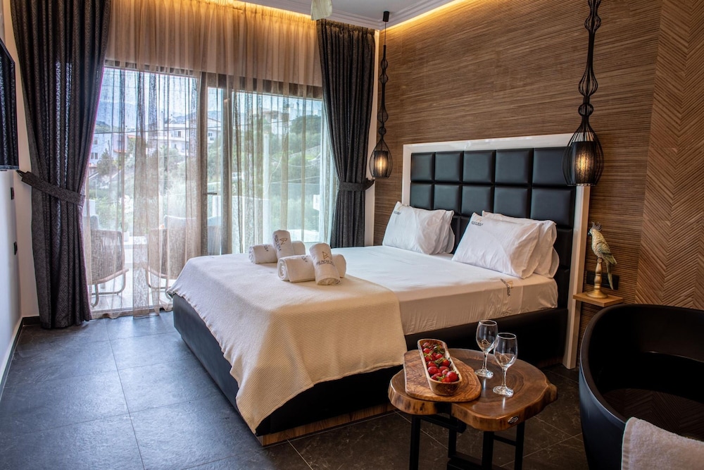 Junior Suite with Mountain View & Open Plan Bathtub photo 1