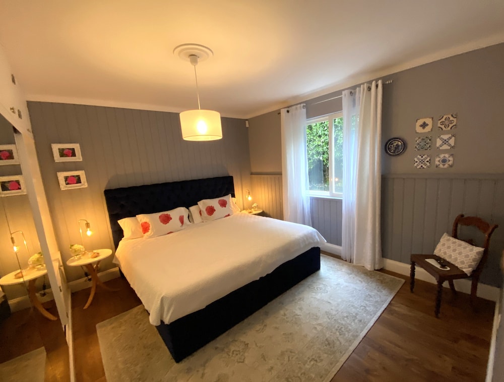6 Camelias - Standard Double Room, Private Bathroom
