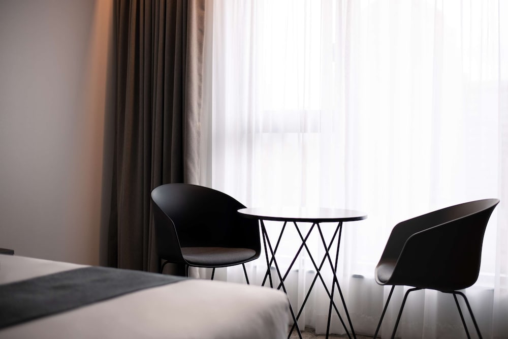 Standard Room, 1 Queen Bed, Non Smoking (Shower Only;Mini Fridge) - Photo 2