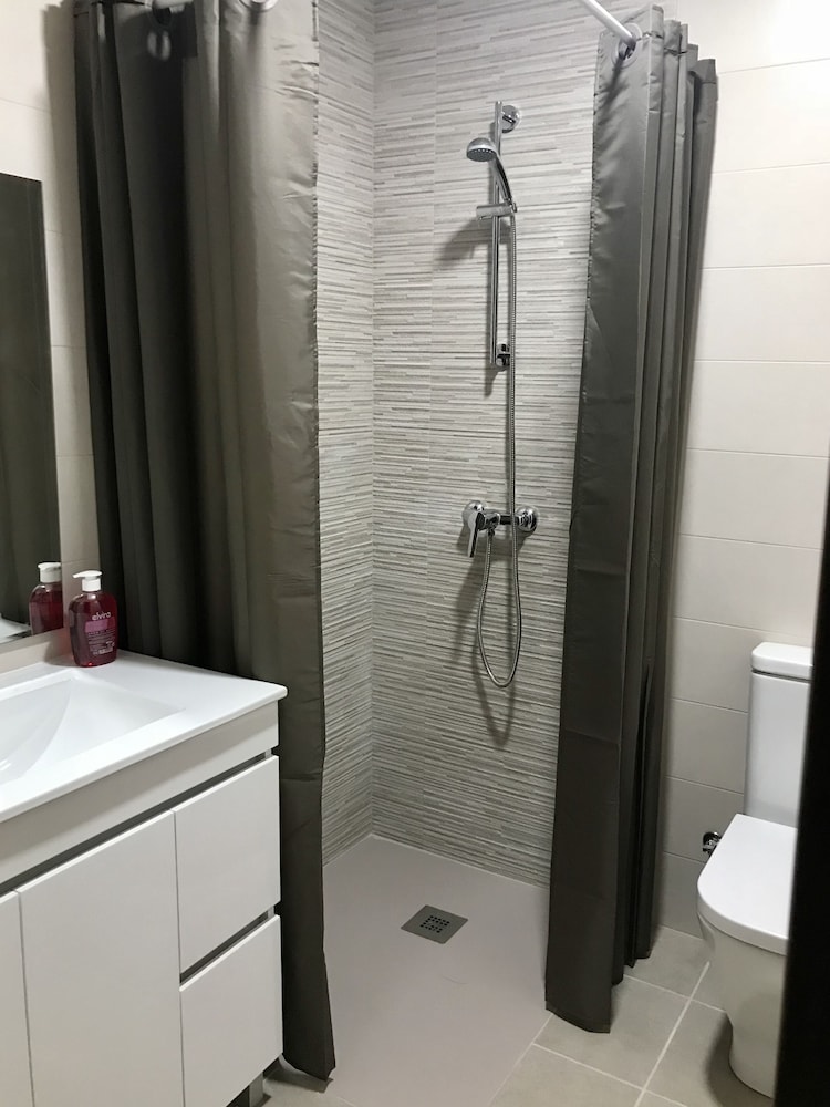 Double Room, 3 Twin Beds, Private Bathroom photo 3