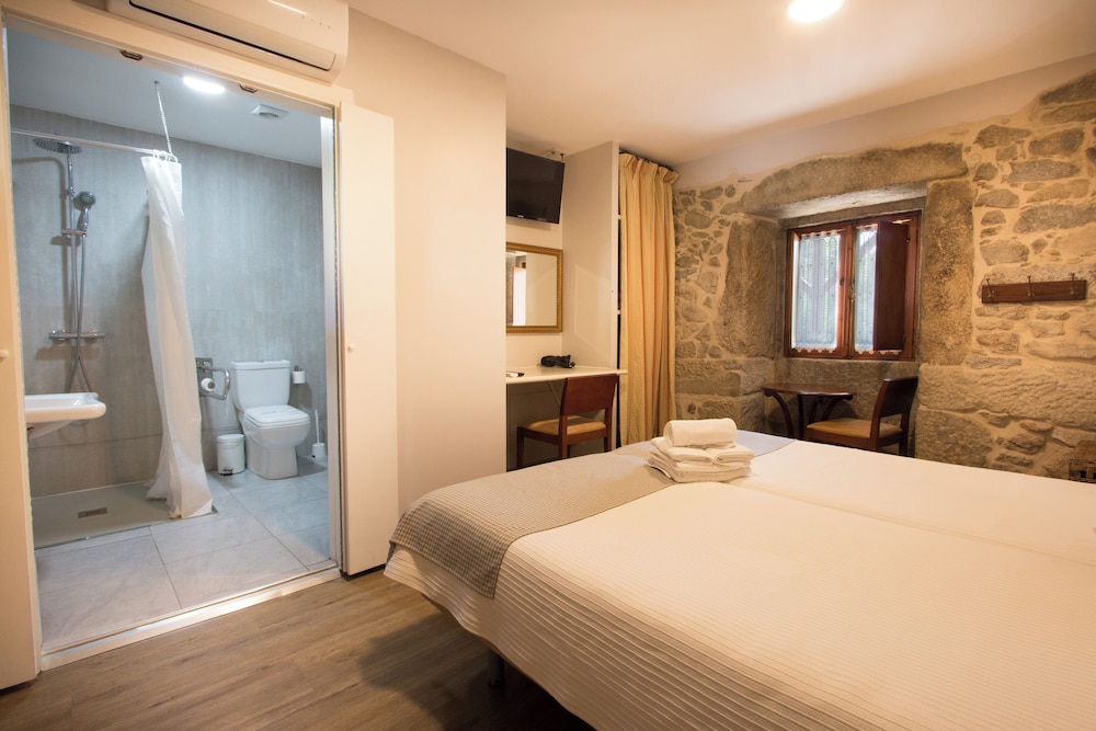 Economy Twin Room photo 3