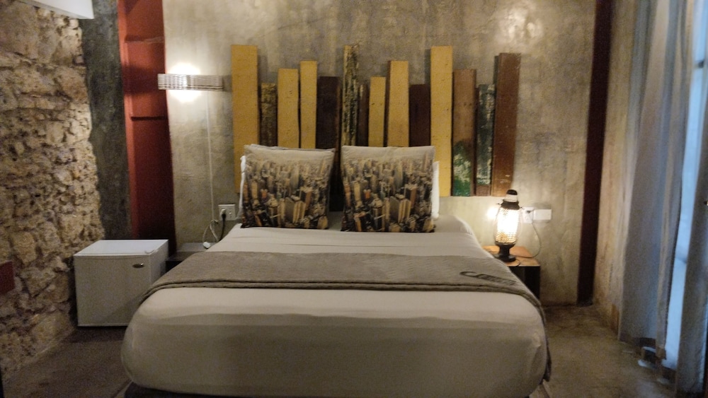 Deluxe Queen, Internal View
