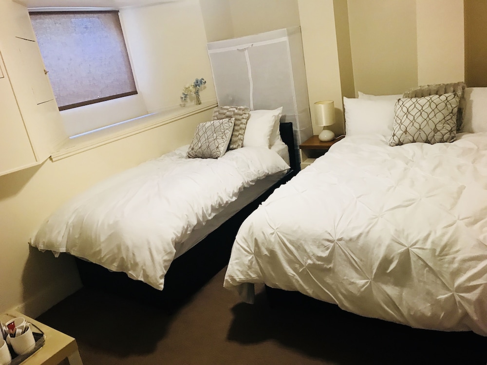 House, 5 Bedrooms photo 3