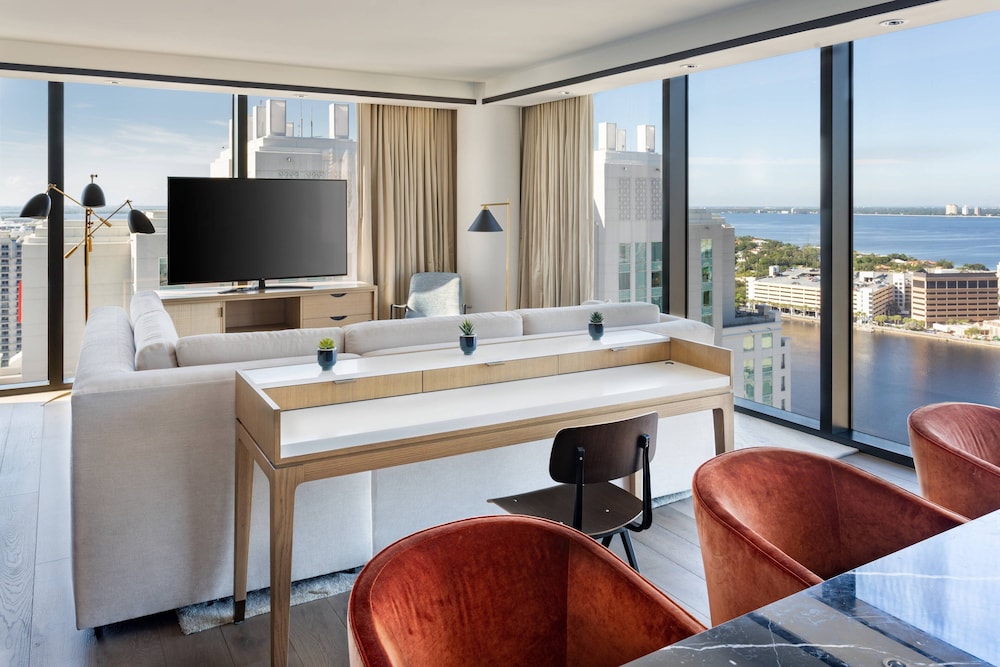 JW Marriott, Suite, 1 King, Partial Bay View, Corner Room