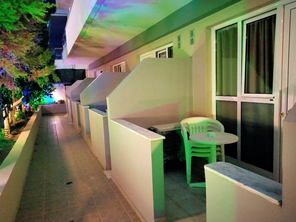 Economy Studio, 2 Twin Beds, Terrace photo 3