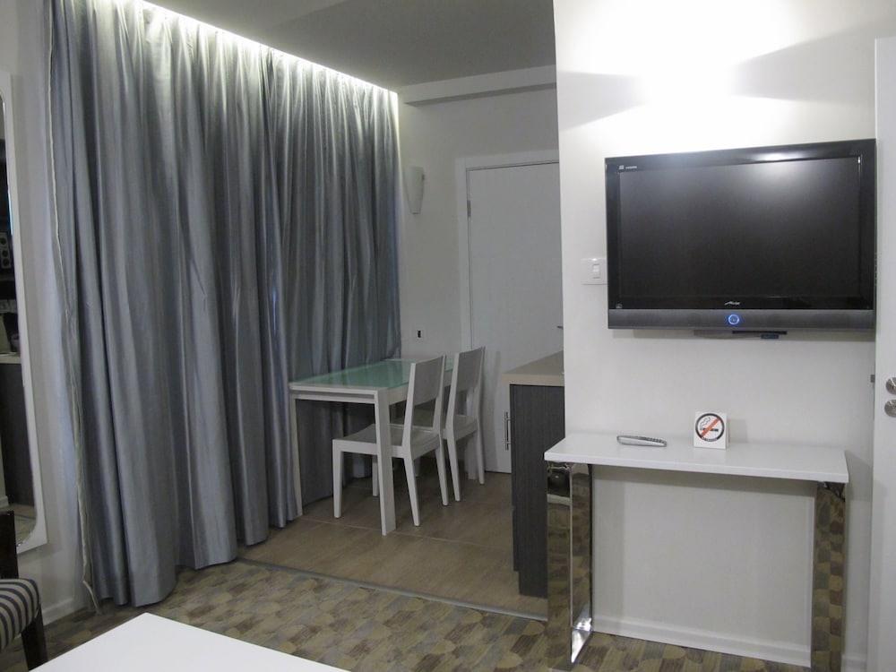 Junior Suite, 1 Queen Bed, Non Smoking, Kitchenette - Photo 5