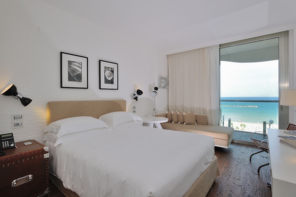 Deluxe Double or Twin Room, Non Smoking, City View, beach facilities included