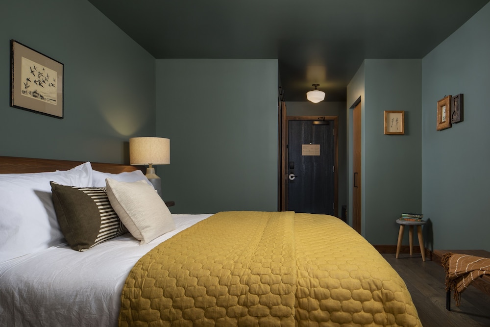 Standard Room, 1 King Bed, Lake View photo 2