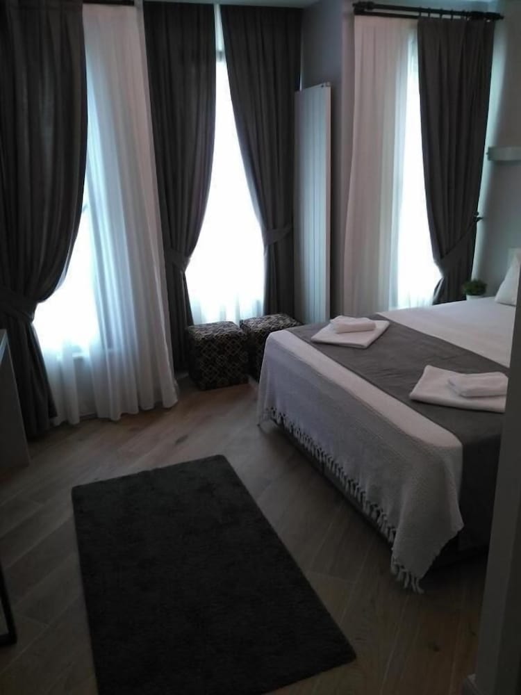 Standard Room, 1 Queen Bed, Non Smoking, Garden View photo 2