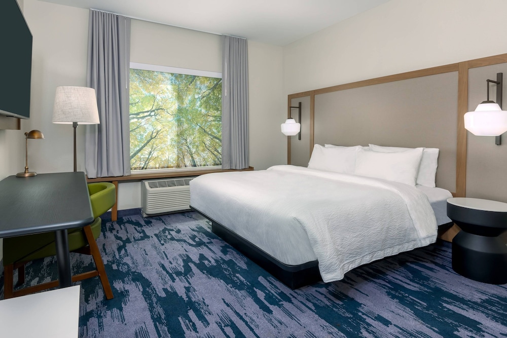 Room, 1 King Bed (Mobility Accessible, Roll-in Shower) - Photo 2