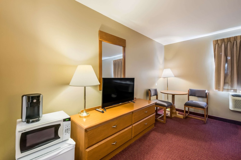 Standard Room, 2 Double Beds, Non Smoking (No Pets Allowed) - Photo 4