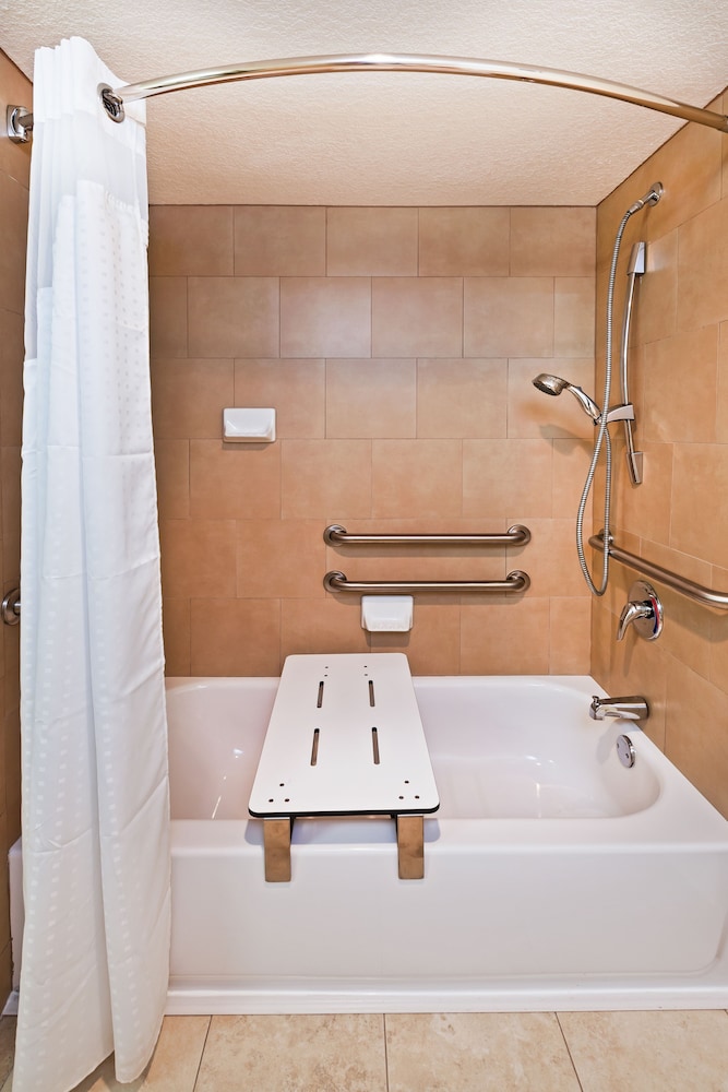 Standard Room, 2 Queen Beds, Courtyard View - Photo 9