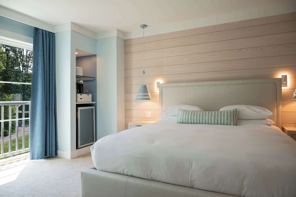 Room, 1 King Bed, Mobility Accessible (Coveside) photo 1