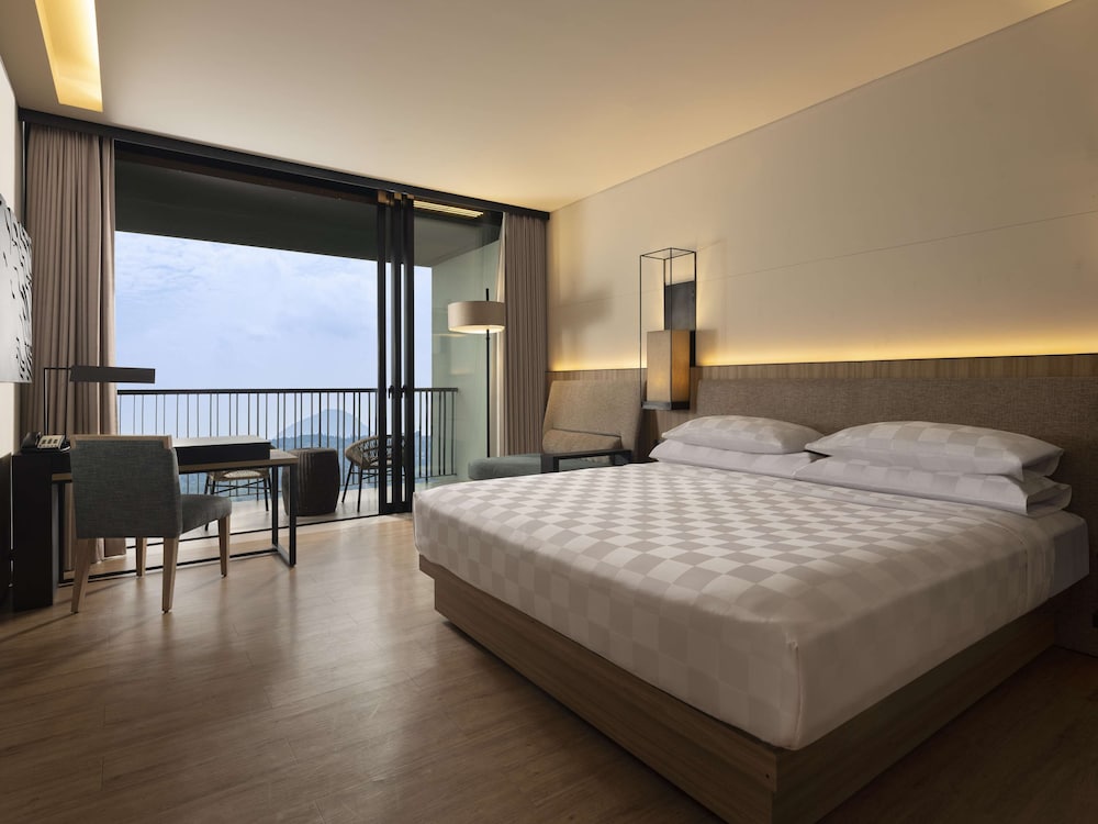 Deluxe Room, 1 King Bed, Balcony, Mountain View photo 2