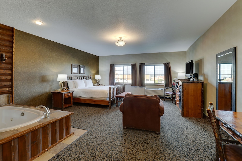 Expanded King with Whirlpool - Photo 2