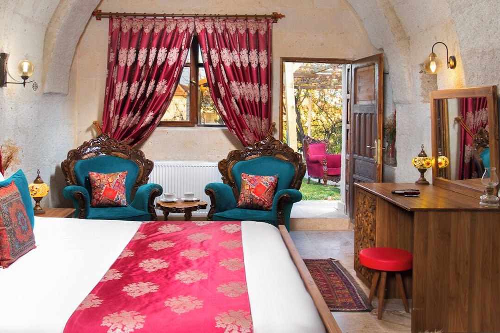 Deluxe Suite with Pool - Photo 4
