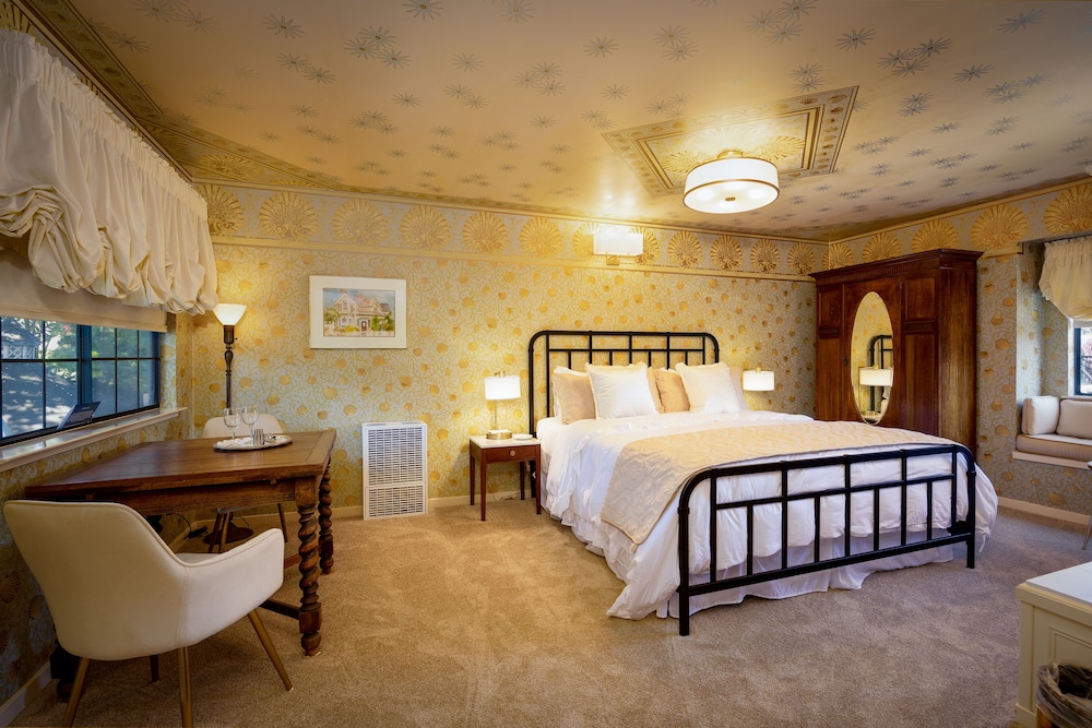 Luxury Room, 1 King Bed, Fireplace, Garden View, photo 6