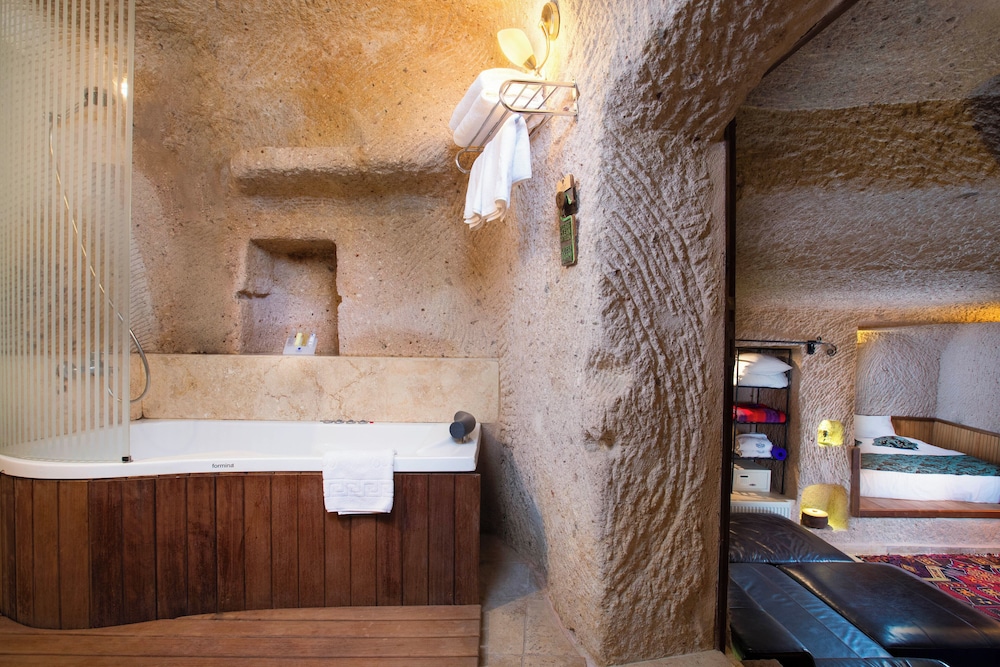 Deluxe Cave Room With Jakuzzi - Photo 13