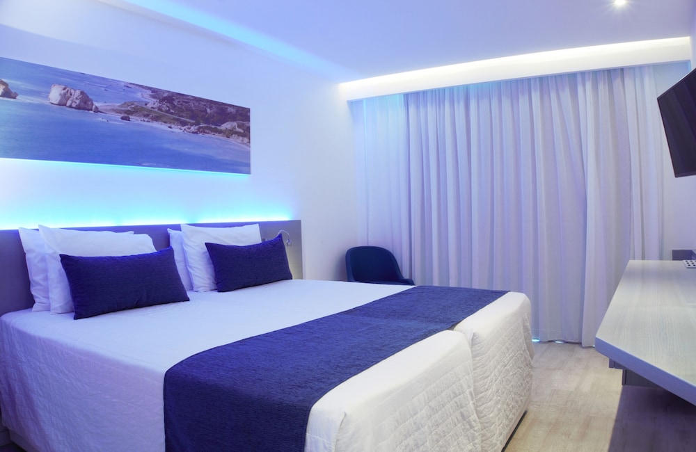 Superior Twin Room, Partial Sea View photo 3