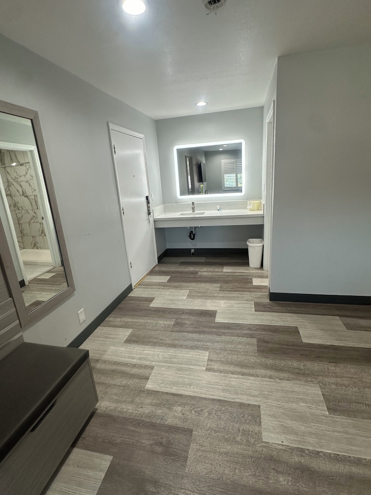 Room, Jetted Tub photo 1