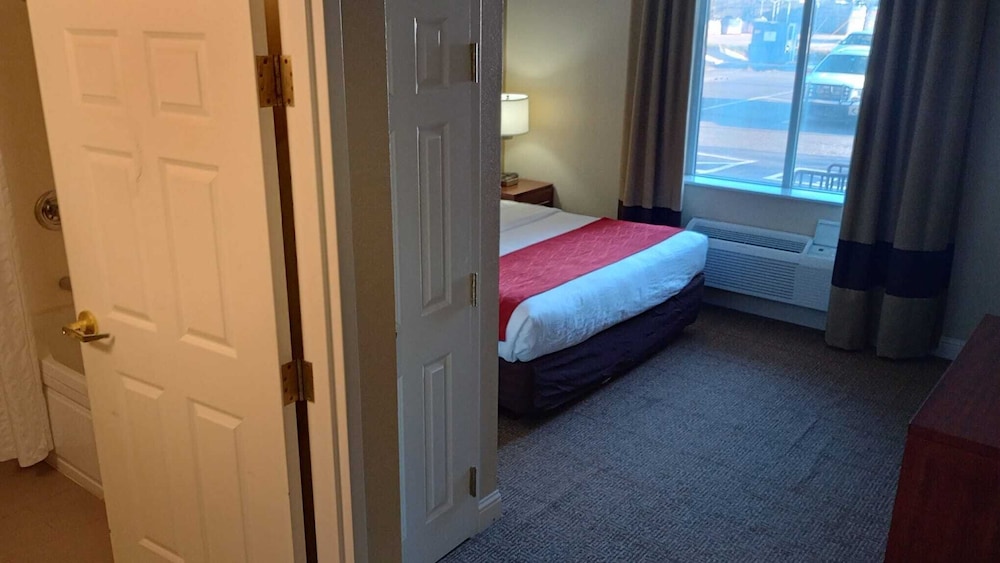 Basic Room, 1 King Bed - Photo 4