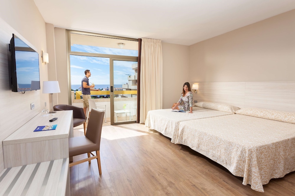 Standard Room (2 adults + 1 child) - Photo 1