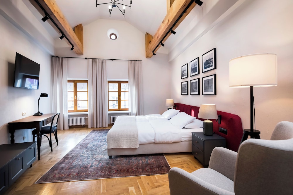 Deluxe Suite, City View