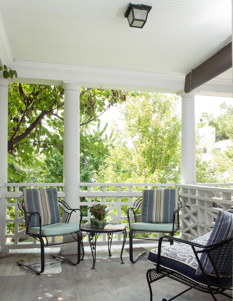 King Bed Deck (Kathryn Winstead) photo 3