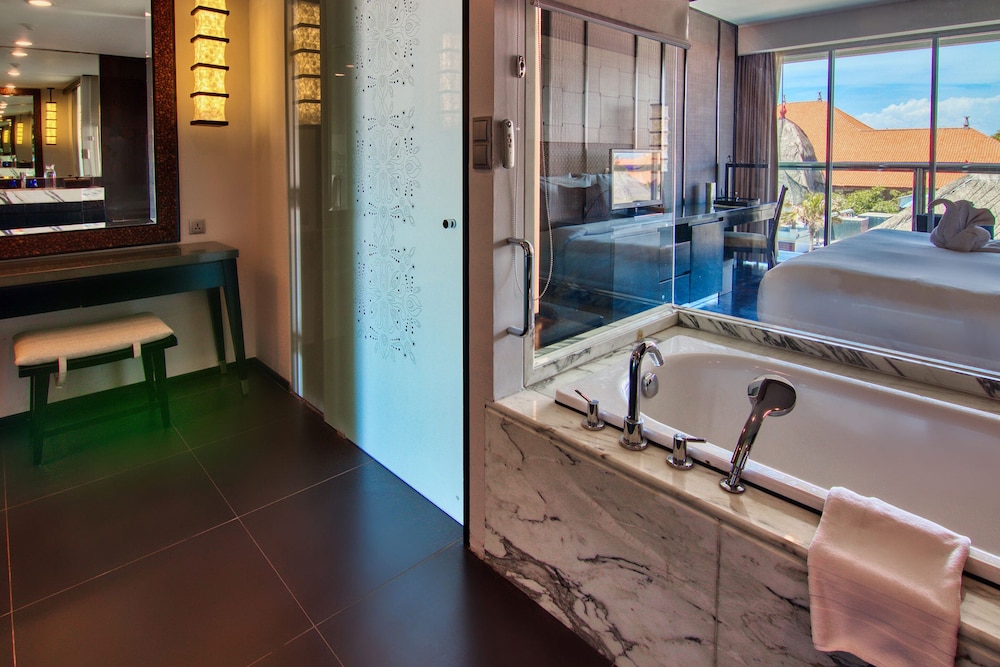 Family Suite, 2 Bedrooms, Balcony, Pool View photo 3