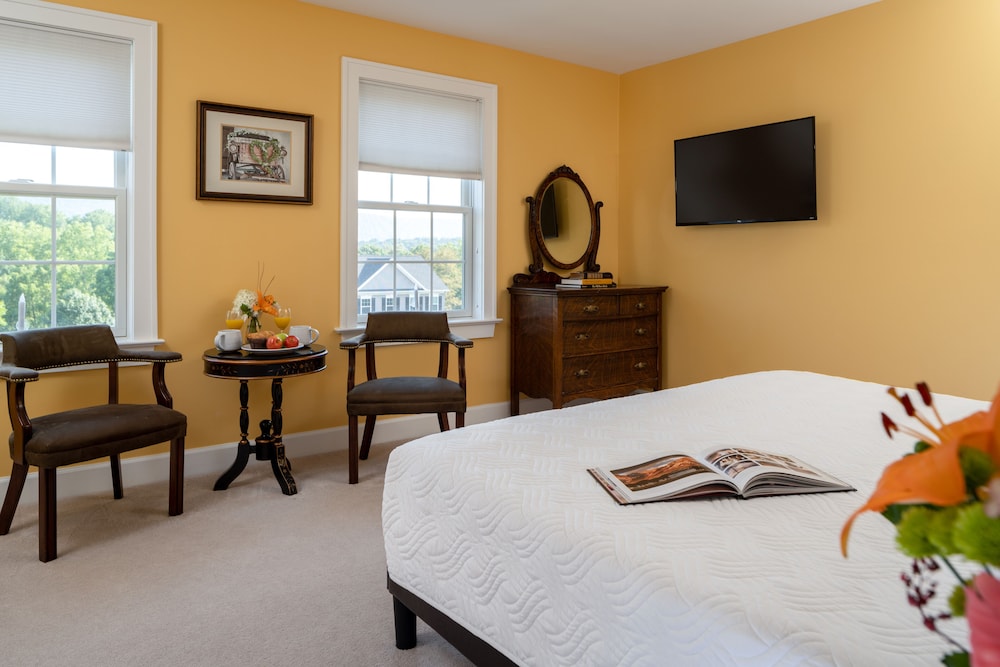 Belgian Suite, King Bed, Private Bathroom photo 2