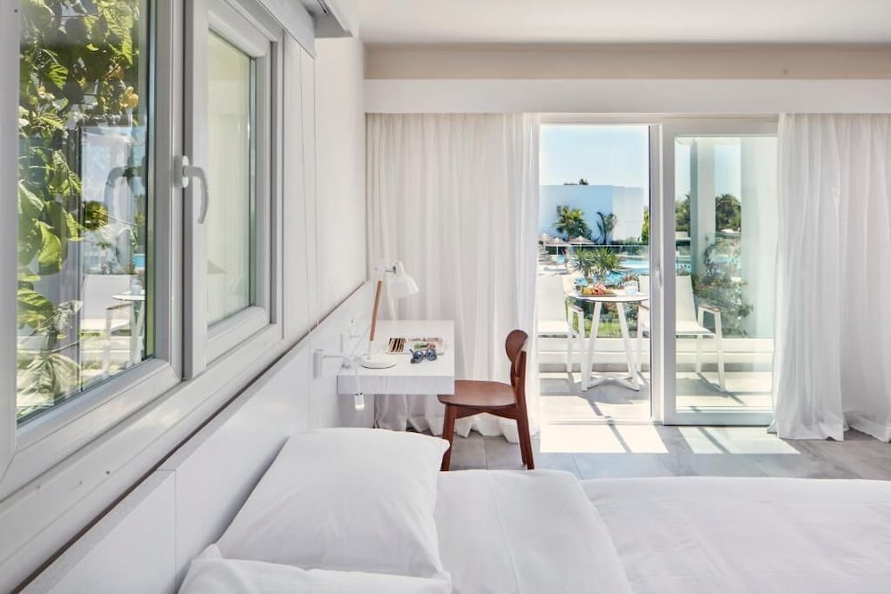 Two Bedroom Suite Pool View - Photo 4