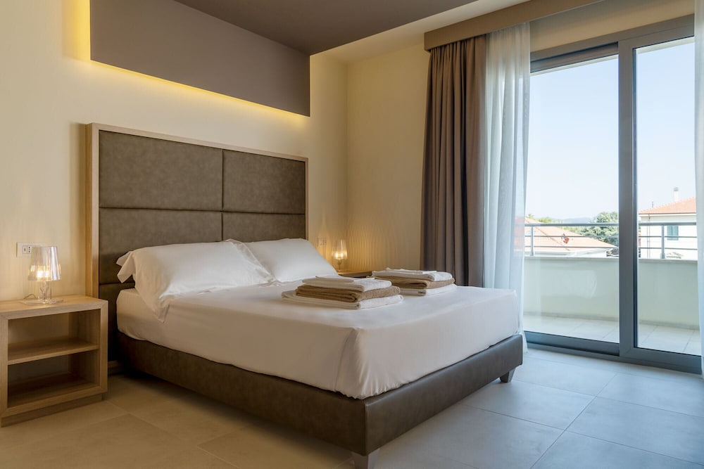 Superior Room, Partial Sea View photo 3