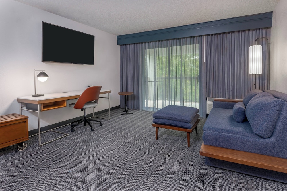 Suite, 1 King Bed with Sofa bed, Corner (Hearing Accessible) - Photo 1