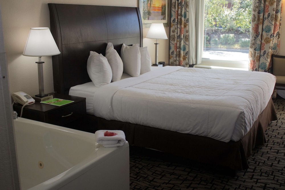 Suite, 1 King Bed, Non Smoking, Jetted Tub - Photo 3