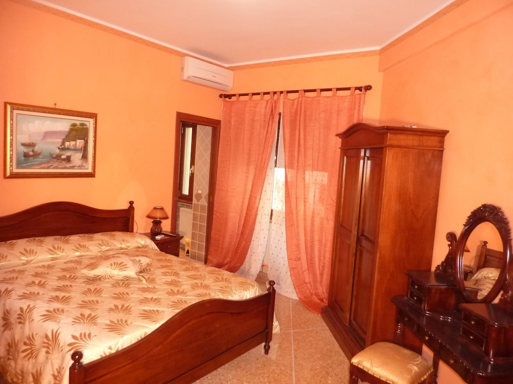 Standard Triple Room, Private Bathroom photo 2