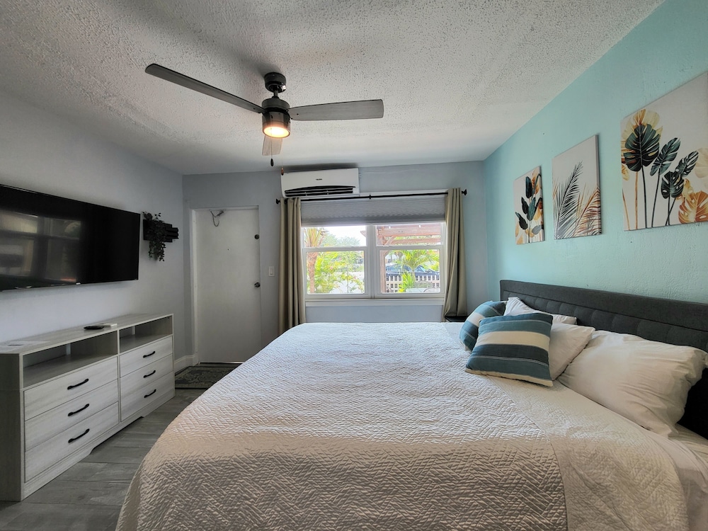 Standard Room, 1 King Bed, Non Smoking - Photo 2