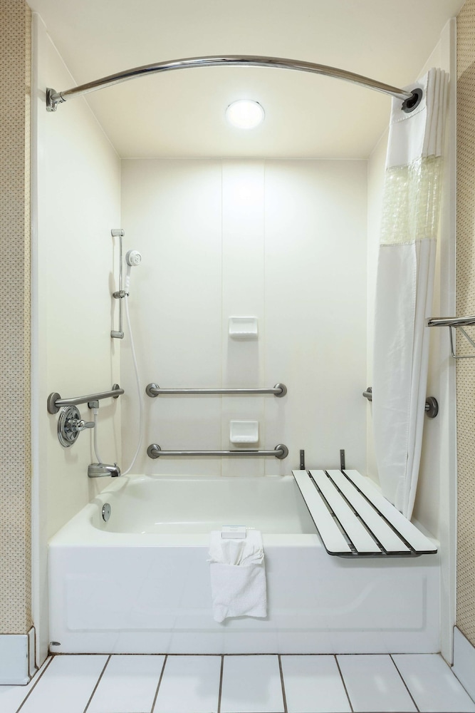 Comfort Inn & Suites Mt. Holly - Westampton, Photo 6
